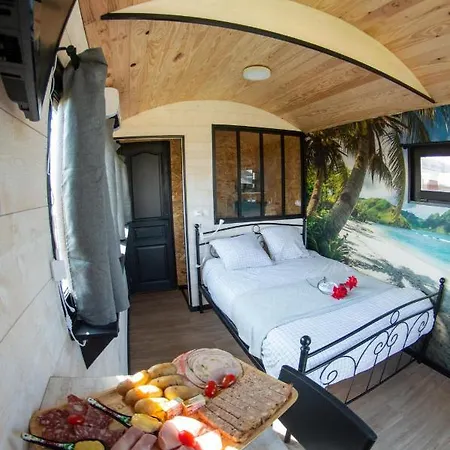 Roulotte Et Sauna De Tonton Bouvy Au Domaine Du Reuze Winnezeele Exterior photo